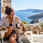 Puedes vivir en una isla griega cuidando mascotas y casas durante el verano